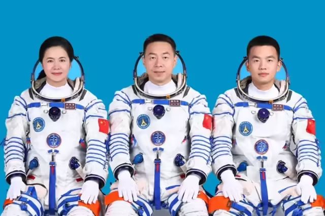 三人合影.jpg